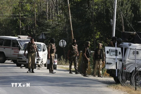 Cảnh sát Ấn Độ làm nhiệm vụ tại khu vực Baramulla, cách Srinagar - thủ phủ mùa Hè của khu vực Kashmir - 50km về phía Bắc ngày 3/10. (Nguồn: EPA/TTXVN)