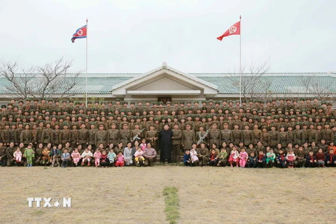 Nhà lãnh đạo Kim Jong Un (giữa, hàng trước) trong chuyến thị sát một đơn vị pháo binh đóng trên đảo Mahap. (Nguồn: Yonhap/TTXVN)