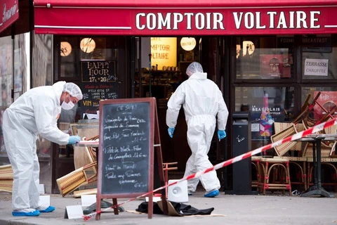 Quán càphê ở Paris sau vụ tấn công khủng bố tháng 11/2015. (Nguồn: EPA)
