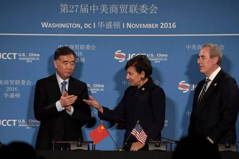 Quang cảnh một buổi lễ ký kết trong khuôn khổ Phiên họp lần thứ 27 của Ủy ban Thương mại Mỹ-Trung Quốc (JCCT). (Nguồn: AP)