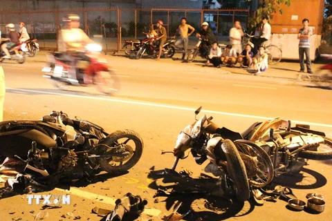 Hiện trường vụ tai nạn làm 2 xe gắn máy nát bét phần đầu. (Ảnh: Nguyễn Văn Việt/TTXVN)