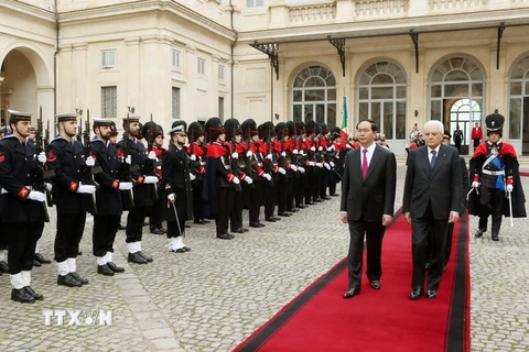 Tổng thống Cộng hòa Italy Sergio Mattarella chủ trì Lễ tiễn Chủ tịch nước Trần Đại Quang và Phu nhân. (Ảnh: Nhan Sáng/TTXVN)