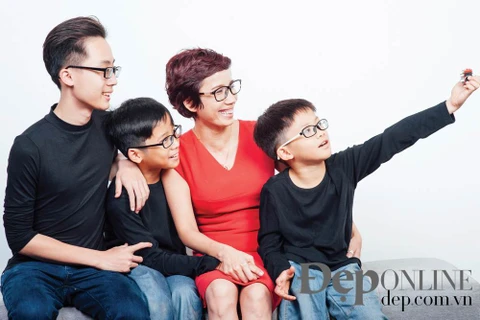 Chị Mai Anh và ba con trai Thiện Nhân , Thiên Minh và Hải Minh. (Nguồn: Đẹp/Vietnam+)
