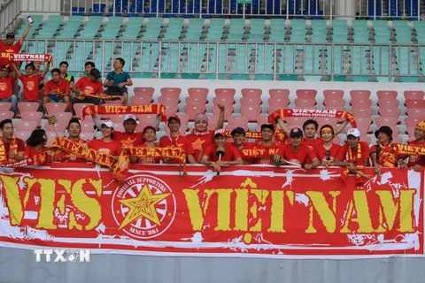 Cổ động viên Việt Nam có mặt trên khán đâì sân Wunna Theikdi cổ vũ cho Đội tuyển bóng đá Việt Nam trong trận gặp đội tuyển Campuchia. (Ảnh: Minh Tiến/TTXVN)