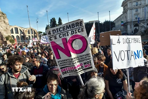 Người dân Italy tham gia cuộc biểu tình phản đối cải cách Hiến pháp ở Rome ngày 27/11. (Nguồn: AFP/TTXVN)
