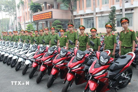 Ủy ban Nhân dân tỉnh Bình Dương bàn giao 100 xe môtô Honda Winner 150cc cho lực lượng cảnh sát phòng chống tội phạm. (Ảnh: Nguyễn Văn Việt/TTXVN)
