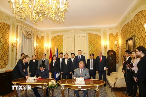 Lễ ký kết Thỏa thuận hợp tác giữa VNPT - Technology với DanubiaTel. (Ảnh: Trần Quang Vinh/TTXVN)