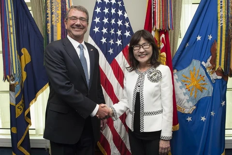 Bộ trưởng Quốc phòng Mỹ Ashton Carter và người đồng cấp Nhật Bản Tomomi Inada. (Nguồn: defense.gov)