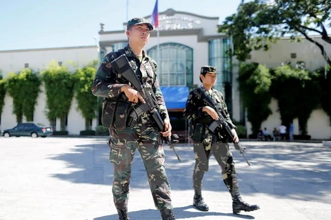 Lực lượng an ninh Philippines tuần tra tại thành phố Las Pinas, phía Nam thủ đô Manila. (Ảnh: EPA/TTXVN)