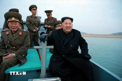 Nhà lãnh đạo Kim Jong-Un (phải) trong chuyến thị sát một đơn vị pháo binh đóng trên đảo Mahap. (Nguồn: YONHAP/TTXVN)