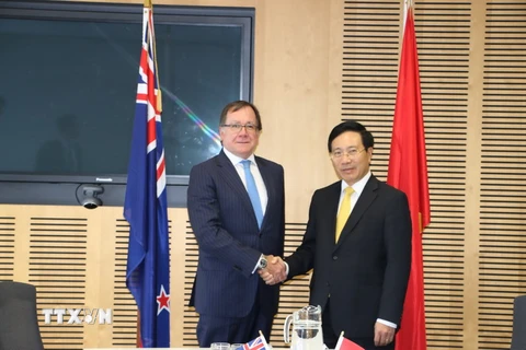 Phó Thủ tướng, Bộ trưởng Ngoại giao Phạm Bình Minh và Bộ trưởng Ngoại giao New Zealand Murray McCully. (Ảnh: Khánh Linh/TTXVN)