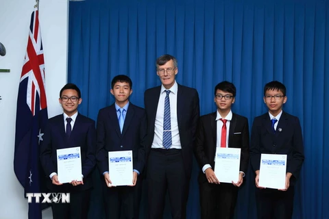 Ông Mike Clapper, Giám đốc điều hành Hội toán học Australia, trao giải thưởng cho học sinh Việt Nam đạt điểm 4 trong 41 giải thưởng toàn cầu Cuộc thi Olympic Toán học Australia dành cho học sinh trung học cơ sở (AIMO). (Ảnh: Quý Trung/TTXVN)