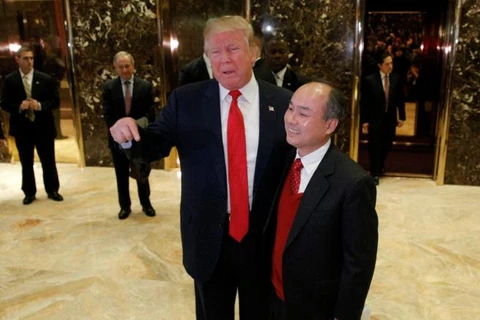 Tổng thống đắc cử Mỹ Donald Trump và CEO của SoftBank, ông Masayoshi Son. (Nguồn: Reuters)