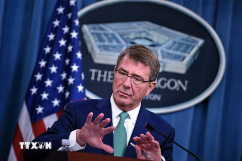 Bộ trưởng Quốc phòng Mỹ Ashton Carter trong cuộc họp báo tại Lầu Năm Góc ở Washington, DC. (Nguồn: AFP/TTXVN)