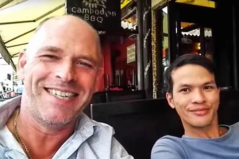 Nguyễn Thanh Dũng (phải) trong một đoạn video xuất hiện trên YouTube. (Nguồn: Cambodia Daily)