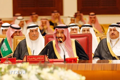 Quốc vương Saudi Arabia Salman bin Abdulaziz (giữa, phía trước) tại hội nghị Hội đồng Hợp tác vùng Vịnh ở Manama, Bahrain ngày 6/12. (Nguồn: AFP/TTXVN)