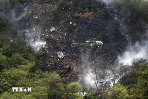 Hiện trường khu vực máy bay rơi gần Havelian ngày 7/12. (Nguồn: THX/TTXVN)