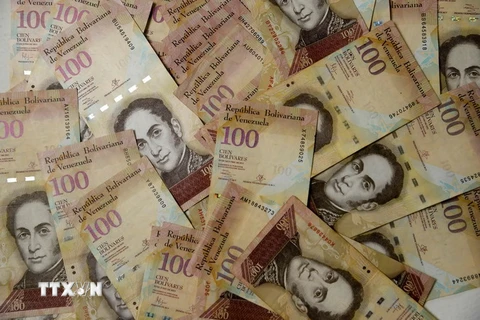 Các đồng tiền mệnh giá 100 Bolivar ở Caracas ngày 20/10. (Nguồn: AFP/TTXVN)