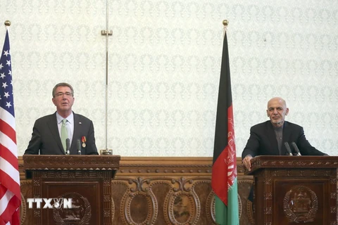 Bộ trưởng Quốc phòng Mỹ Ashton Carter (trái) và Tổng thống Afghanistan Ashraf Ghani tại cuộc họp báo ở Kabul (Afghanistan) ngày 9/12. (Nguồn: AP/TTXVN)