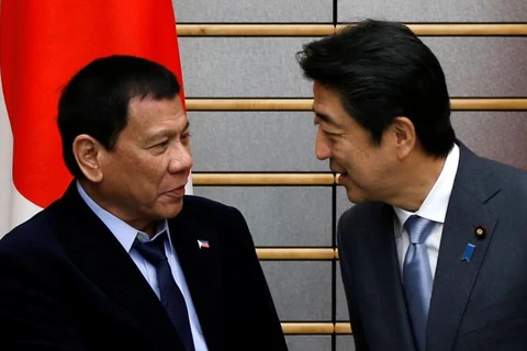 Tổng thông Philippines Rodrigo Duterte và Thủ tướng Nhật Bản Shinzo Abe. (Nguồn: Reuters)