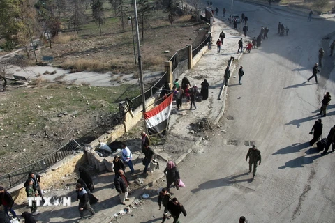 Binh sỹ Syria tiến vào các khu vực quân đội Chính phủ giành lại quyền kiểm soát tại thành phố Aleppo ngày 12/12. (Nguồn: EPA/TTXVN)