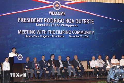 Tổng thống Philippines Rodrigo Duterte (trái, trước) phát biểu tại cuộc gặp với cộng đồng người Philippines sống và làm việc tại Phnom Penh, Campuchia ngày 13/12. (Nguồn: EPA/TTXVN)