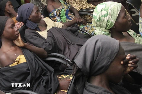 Các nữ sinh làng Chibok được Boko Haram trả tự do trong cuộc gặp các nhà chức trách tại Abuja ngày 13/10. (Nguồn: AFP/TTXVN)