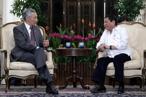 Tổng thống Philippines Rodrigo Duterte hội đàm với Thủ tướng Singapore Lý Hiển Long. (Nguồn: AFP)
