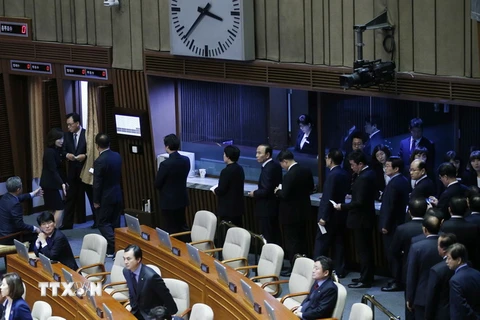 Các nghị sỹ bỏ phiếu tại phiên họp luận tội bà Park Geun-hye ngày 9/12. (Nguồn: AP/TTXVN)