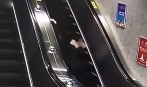[Video] Người phụ nữ trượt ngã, lộn nhiều vòng ở thang cuốn