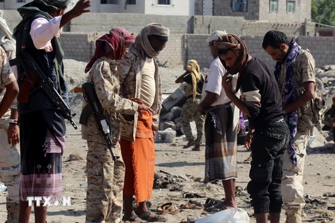 Hiện trường vụ đánh bom liều chết ở Aden ngày 18/12. (Nguồn: EPA/TTXVN)
