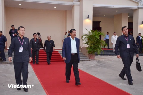 Chủ tịch CPP Samdech Hun Sen (người đi trước) và Chủ tịch danh dự CPP Samdech Heng Samrin rời hội nghị sau phiên bế mạc. (Ảnh: Minh Hưng/Vietnam+)