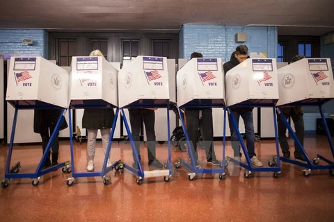 Cử tri Mỹ bỏ phiếu tại một địa điểm bầu cử ở New York hôm 8/11. (Nguồn: AP/TTXVN)