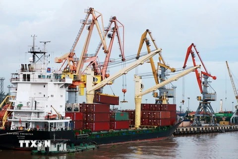 Tàu container cập cảng tại Hải Phòng. (Ảnh: Lâm Khánh/TTXVN)