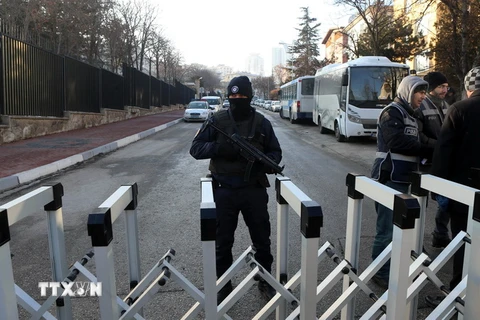 Cảnh sát Thổ Nhĩ Kỳ canh gác bên ngoài Đại sứ quán Nga ở Ankara ngày 20/12. (Nguồn: AFP/TTXVN)