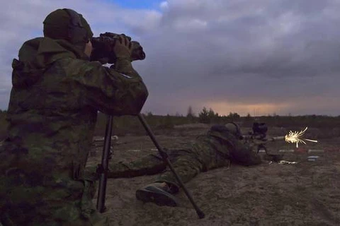 Các binh sỹ trên một trường bắn ở Latvia. (Nguồn: theglobeandmail.com)