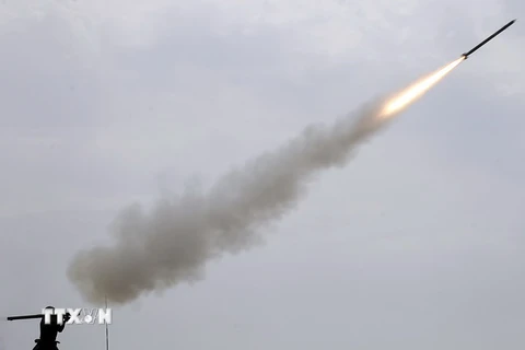 Binh sỹ Nga bắn tên lửa phòng không tại cuộc thao diễn quân sự quốc tế 2015. (Nguồn: AFP/TTXVN)