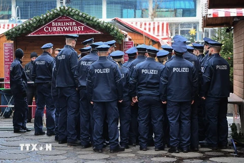 Cảnh sát Đức triển khai tại chợ Giáng sinh Breitscheidplatz , sau vụ đâm xe tải. (Nguồn: EPA/TTXVN)