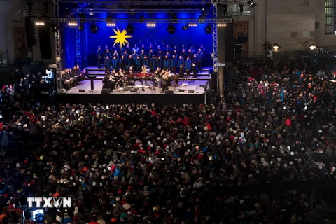 Người dân Đức có truyền thống tập trung cầu nguyện và đón Giáng sinh tại Dresden tối 23/12. (Nguồn: EPA/TTXVN)