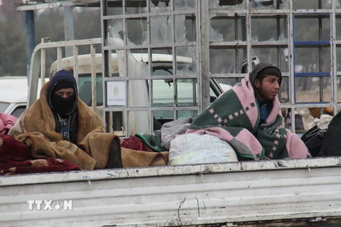 Người dân Syria sơ tán khỏi thành phố Aleppo ngày 22/12. (Nguồn: AFP/TTXVN)