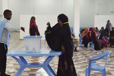 Một người phụ nữ bỏ phiếu trong cuộc bầu cử Quốc hội Somalia, tại một trạm bỏ phiếu ở Mogadishu, Somalia ngày 6/12. (Nguồn: AFP)
