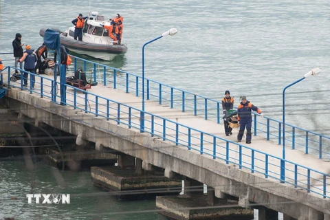 Lực lượng cứu hộ trục vớt các mảnh vỡ tại khu vực máy bay gặp nạn trên Biển Đen gần Sochi ngày 25/12. (Nguồn: EPA/TTXVN)