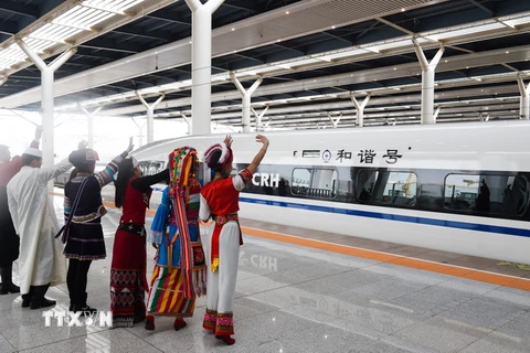 Tàu cao tốc rời ga ở Côn Minh trong ngày khai trương tuyến đường sắt cao tốc Thượng Hải-Côn Minh. (Nguồn: THX/TTXVN)