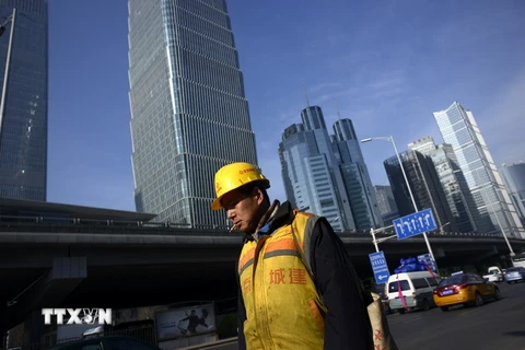 Một công trình đang được xây dựng tại Bắc Kinh, Trung Quốc ngày 16/12. (Nguồn: AFP/TTXVN)