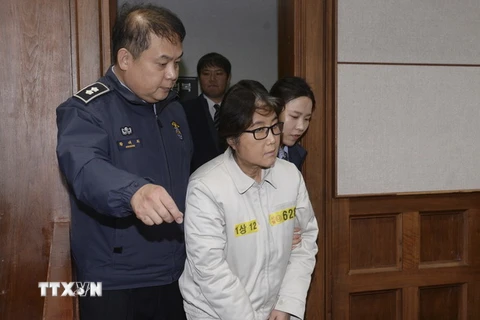 Bà Choi Soon-sil tại phiên tòa ở Seoul ngày 19/12. (Nguồn: AP/TTXVN)