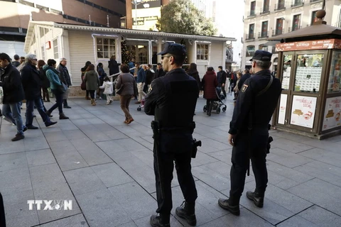 Cảnh sát Tây Ban Nha gác tại thủ đô Madrid ngày 28/12. (Nguồn: EPA/TTXVN)