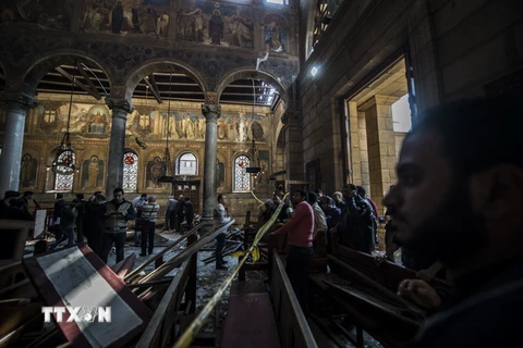 Lực lượng chức năng Ai Cập điều tra hiện trường vụ đánh bom tại nhà thờ Công giáo ở Cairo ngày 11/12. (Nguồn: AFP/TTXVN)