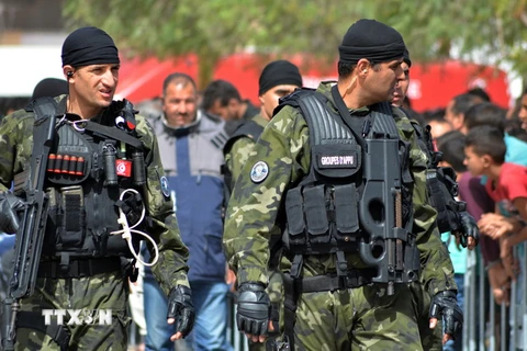 Lực lượng đặc nhiệm được tăng cường ở Ben Guerdane (Tunisia) ngày 9/4. (Nguồn: AFP/TTXVN)