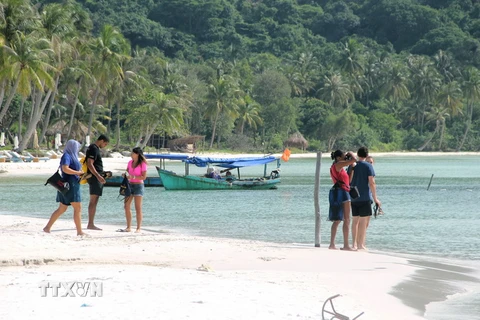 Bờ cát trắng mịn và làn nước trong xanh như ngọc của Bãi Sao (Phú Quốc) cuốn hút du khách quốc tế. (Ảnh: Trường Giang/TTXVN)
