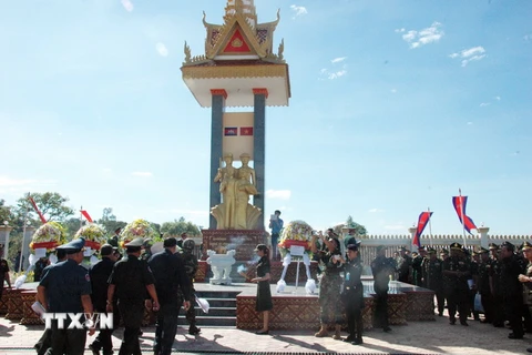 Lễ viếng các Anh hùng liệt sỹ Campuchia-Việt Nam. (Ảnh: Xuân Khu/TTXVN)